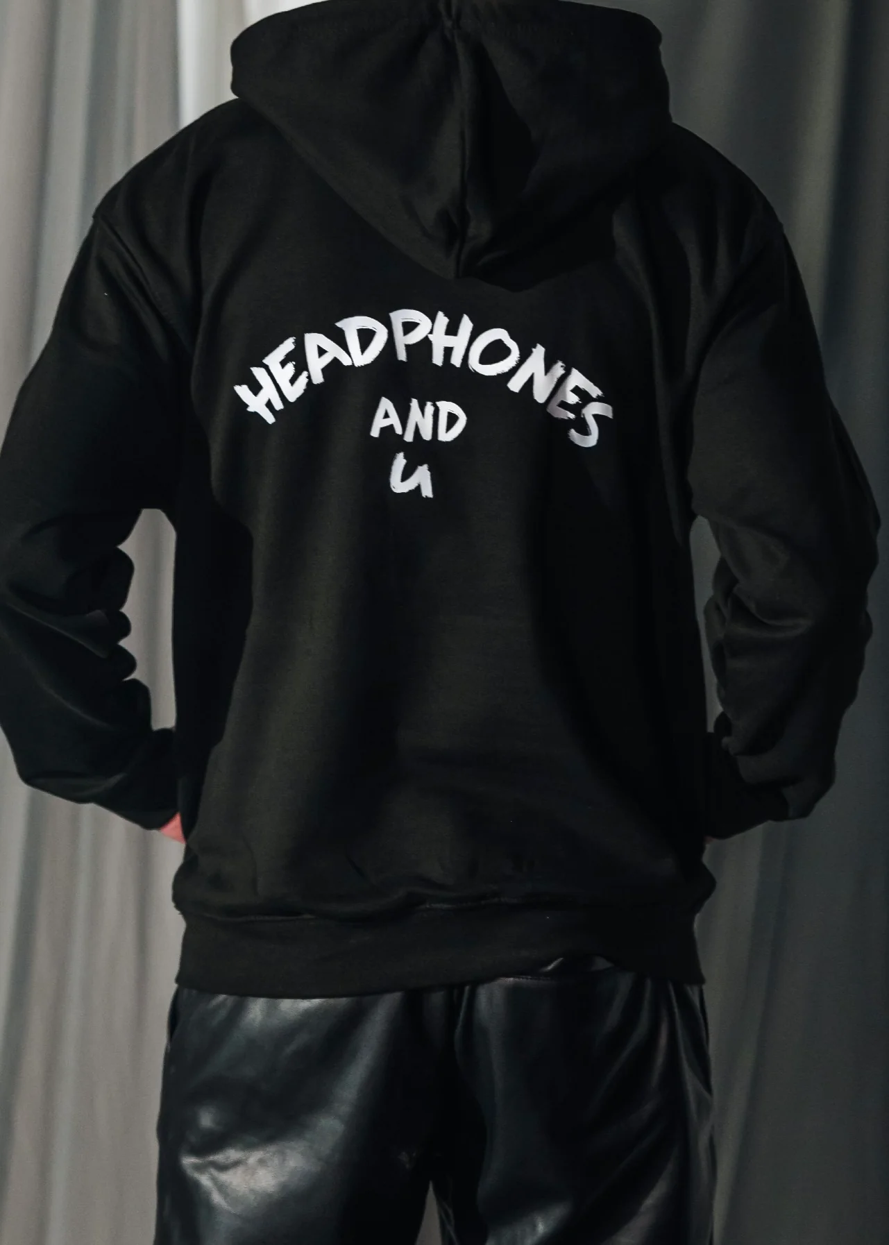 Max Mies | Headphones And U Hoodie Zwart - Image 3