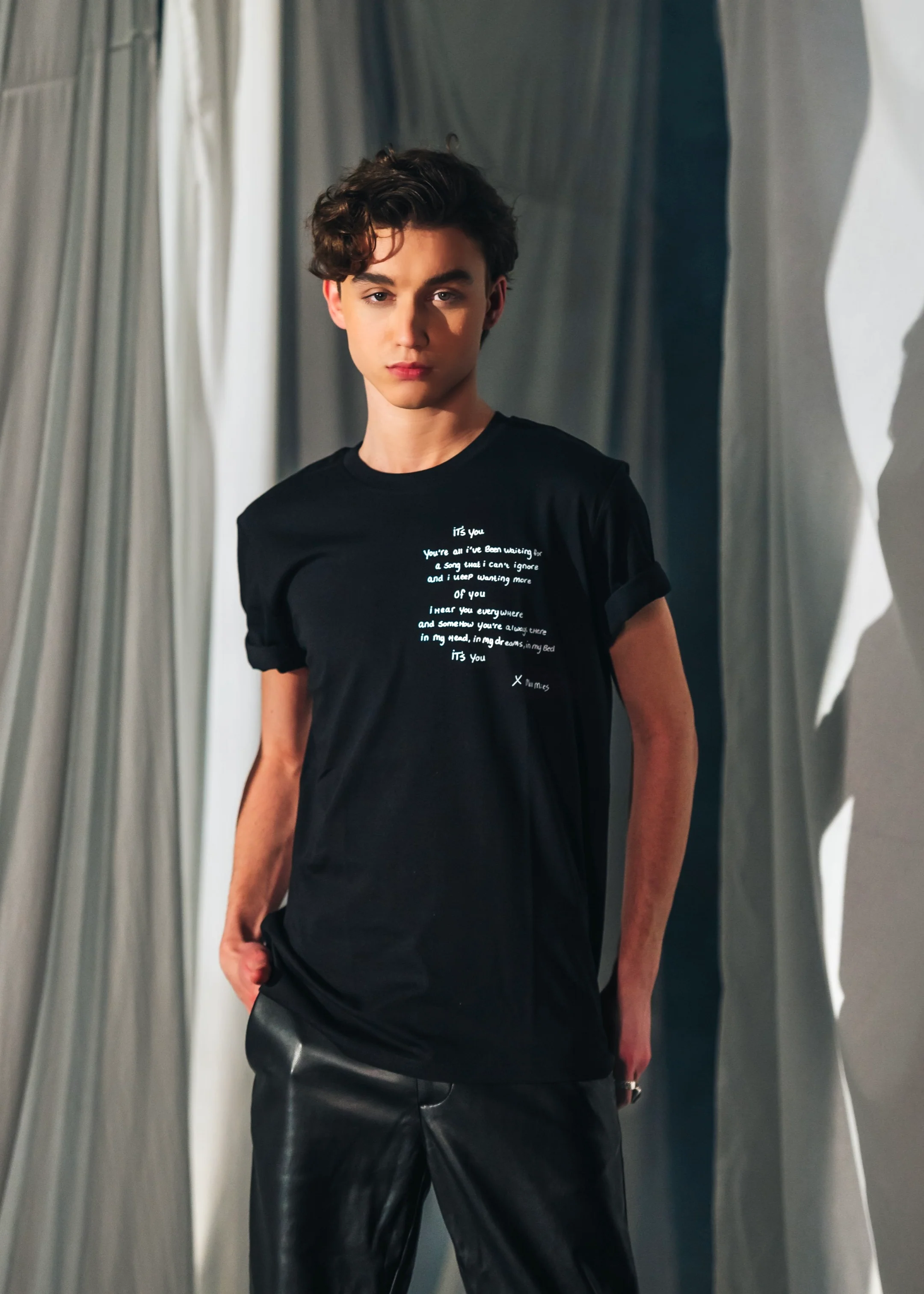 Max Mies | Headphones And U T-Shirt Zwart - Image 3
